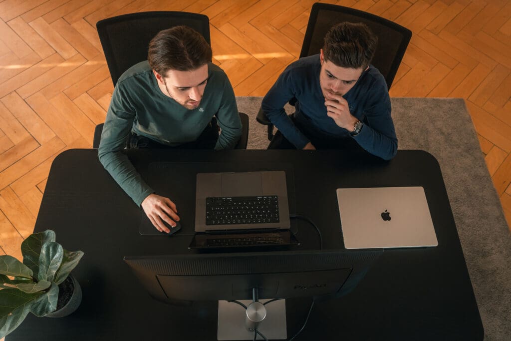 beyontiQ GmbH - Gründer am arbeiten